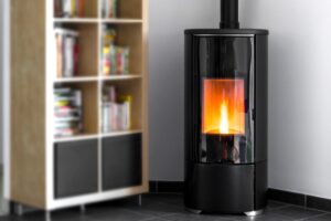 Una stufa a pellet in azione accanto ad una libreria