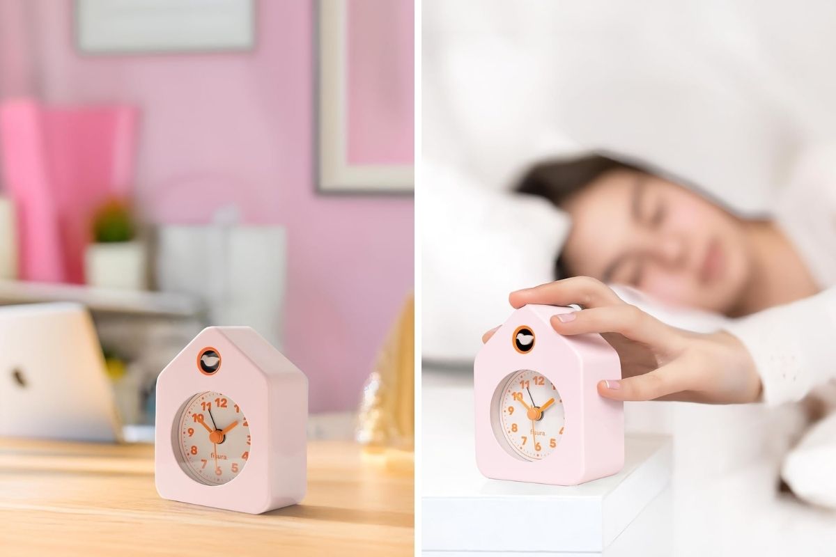 Sveglia rosa a forma di casetta e donna che dorme
