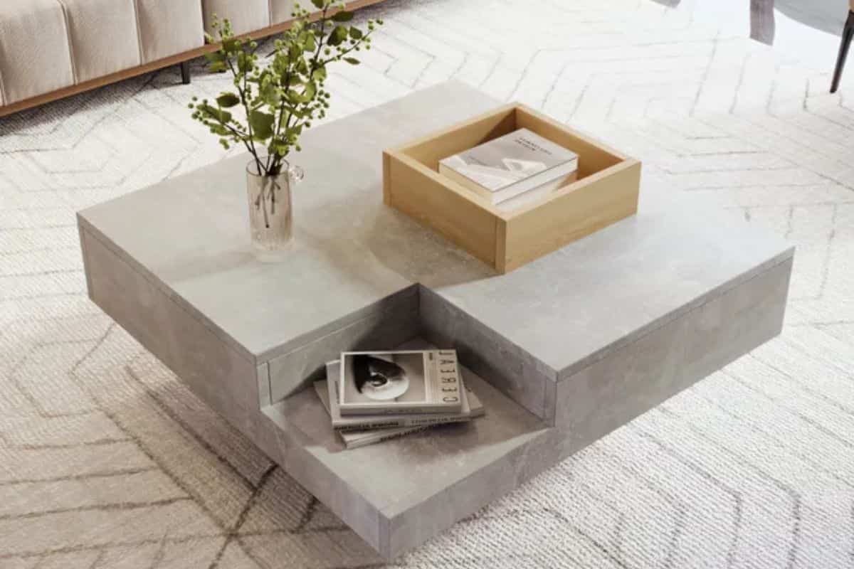 Tavolino effetto marmo visto lateralmente in salotto chiaro