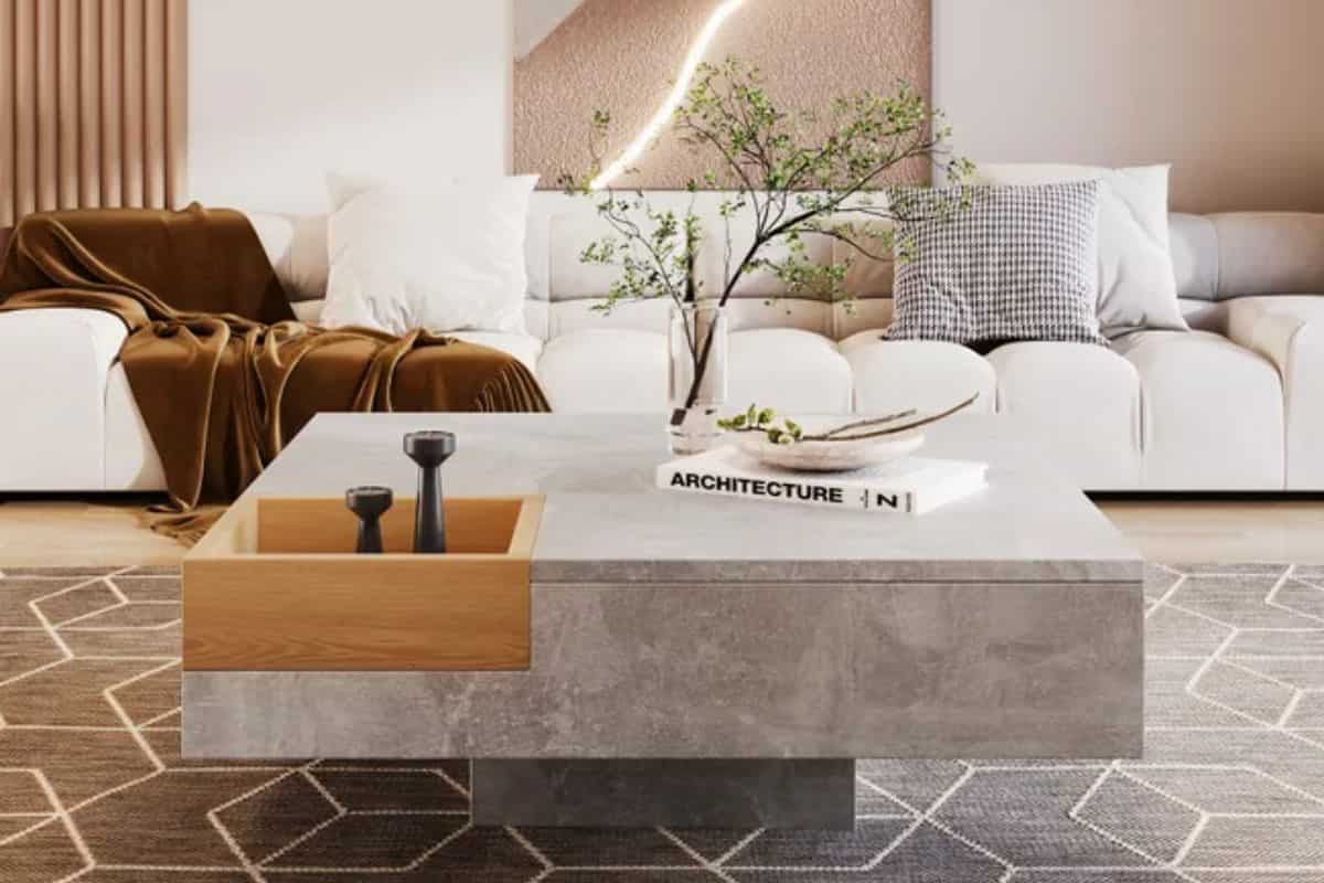 Tavolino effetto marmo con vaso, libri in salotto chiaro