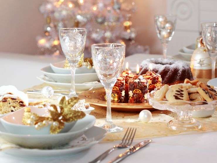 elegante tavola apparecchiata per natale