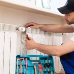 tecnico che ripara termosifoni