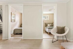 porte bianche aperte