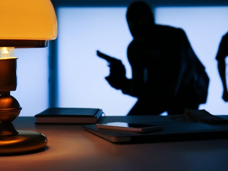 ladri in un appartamento che cercano di rubare