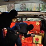 auto piena di regali di natale che viene presa di mira dai ladri