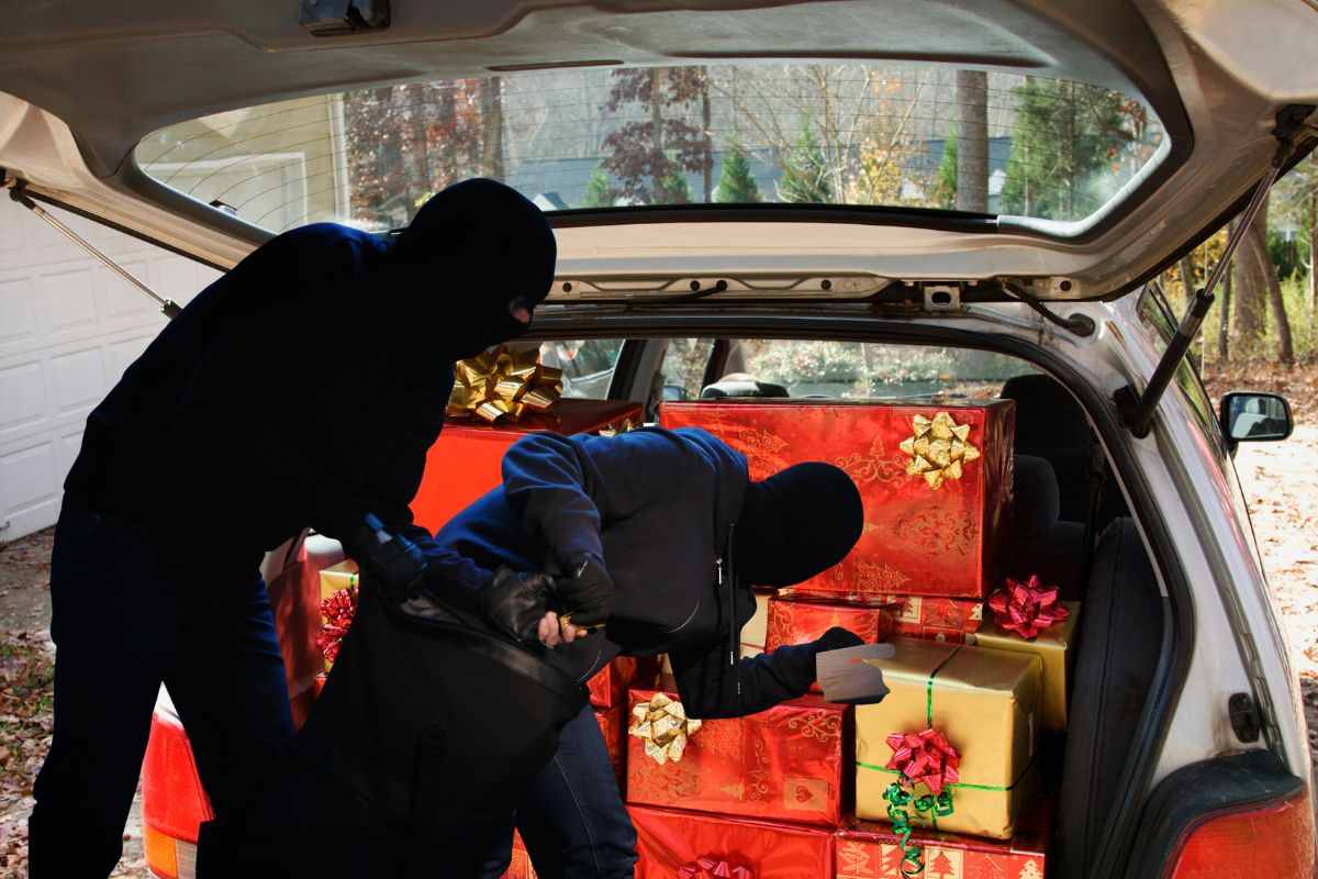 auto piena di regali di natale che viene presa di mira dai ladri
