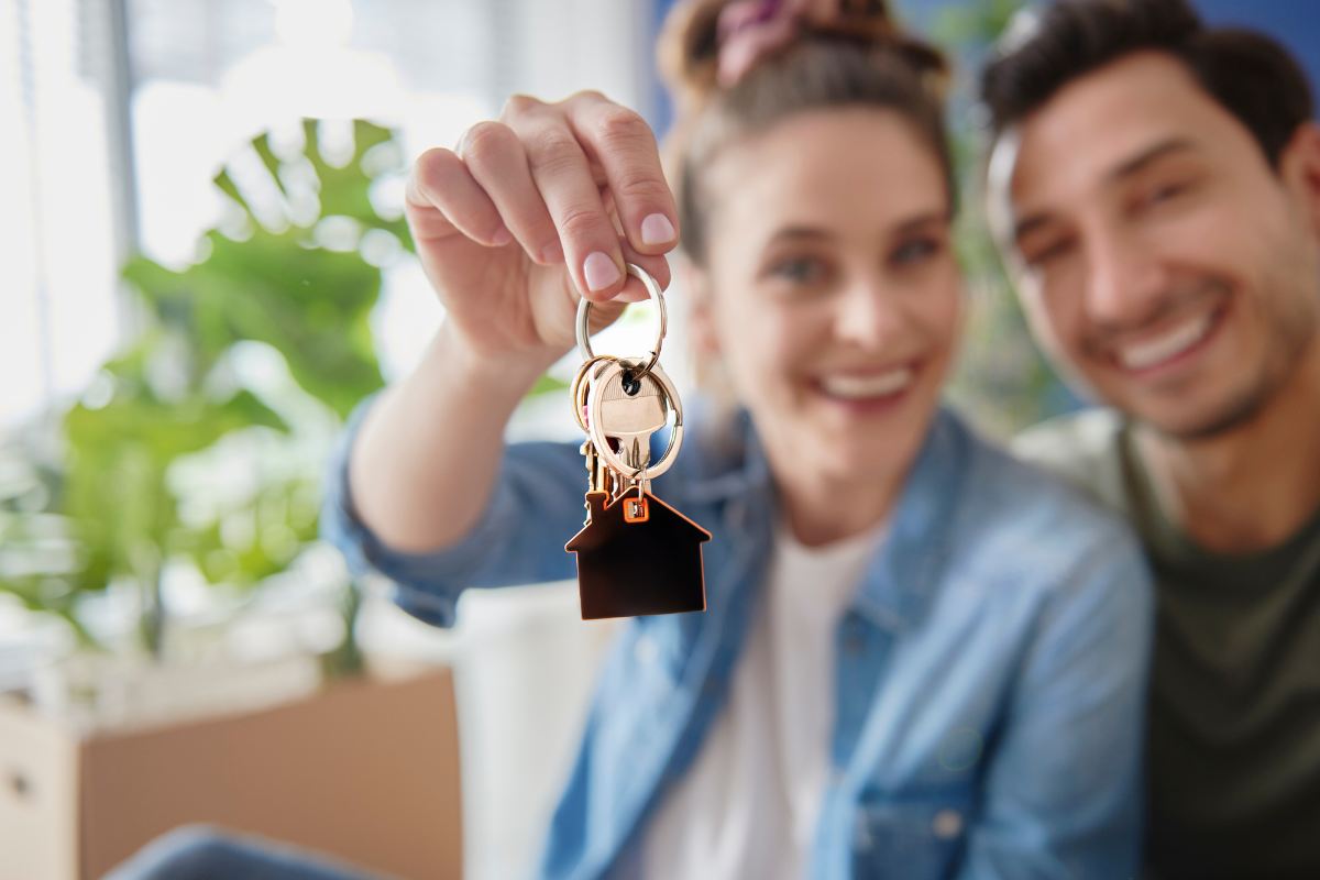 coppia felice con chiavi di casa in mano