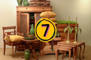 arredi antichi e in primo piano un numero 7