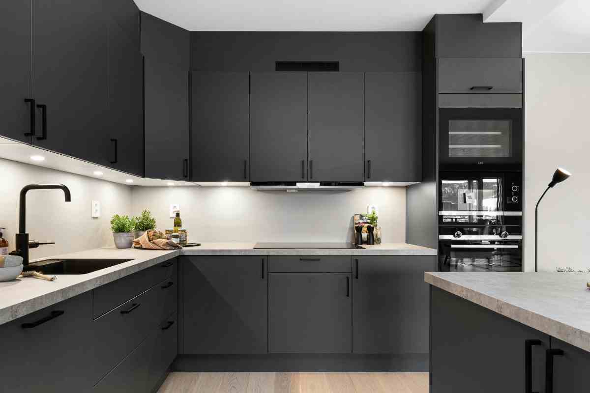 cucina nera con schienale chiaro