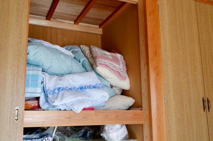 Un armadio pieno di cose dimenticate