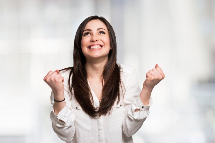 Una donna che esulta ed è felice