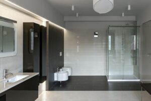Un bagno completamente arredato e con bidet