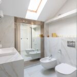 Un bagno moderno e del tutto accessoriato