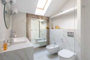 Un bagno moderno e del tutto accessoriato