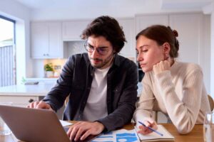 Una coppia spaventata che è preoccupata perché sta guardando le bollette