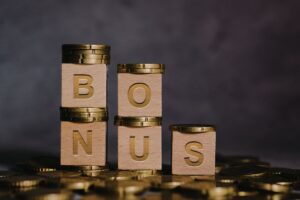 Dei cubi che compongono la scritta "Bonus" in mezzo ad una manciata di monete