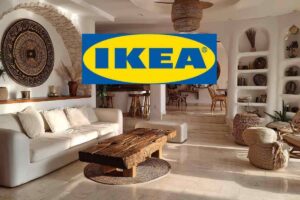 Un salone arredato ed in alto e centrato il logo Ikea