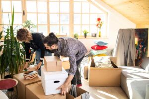 Una coppia che sta mettendo via delle cose che gli occupano spazio in casa