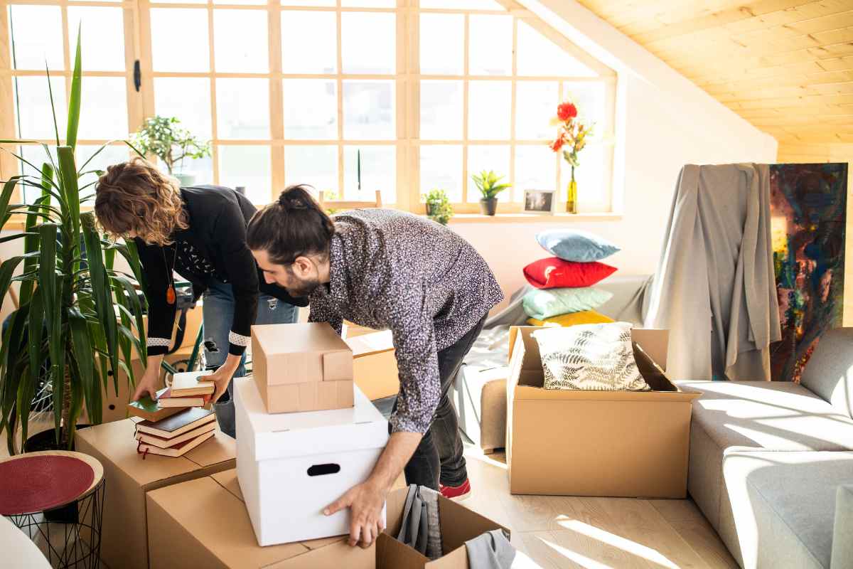 Una coppia che sta mettendo via delle cose che gli occupano spazio in casa