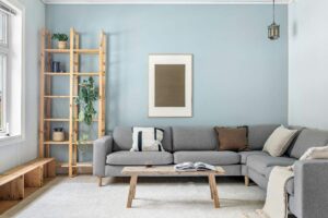 Una camera da pranzo ordinata e pulita