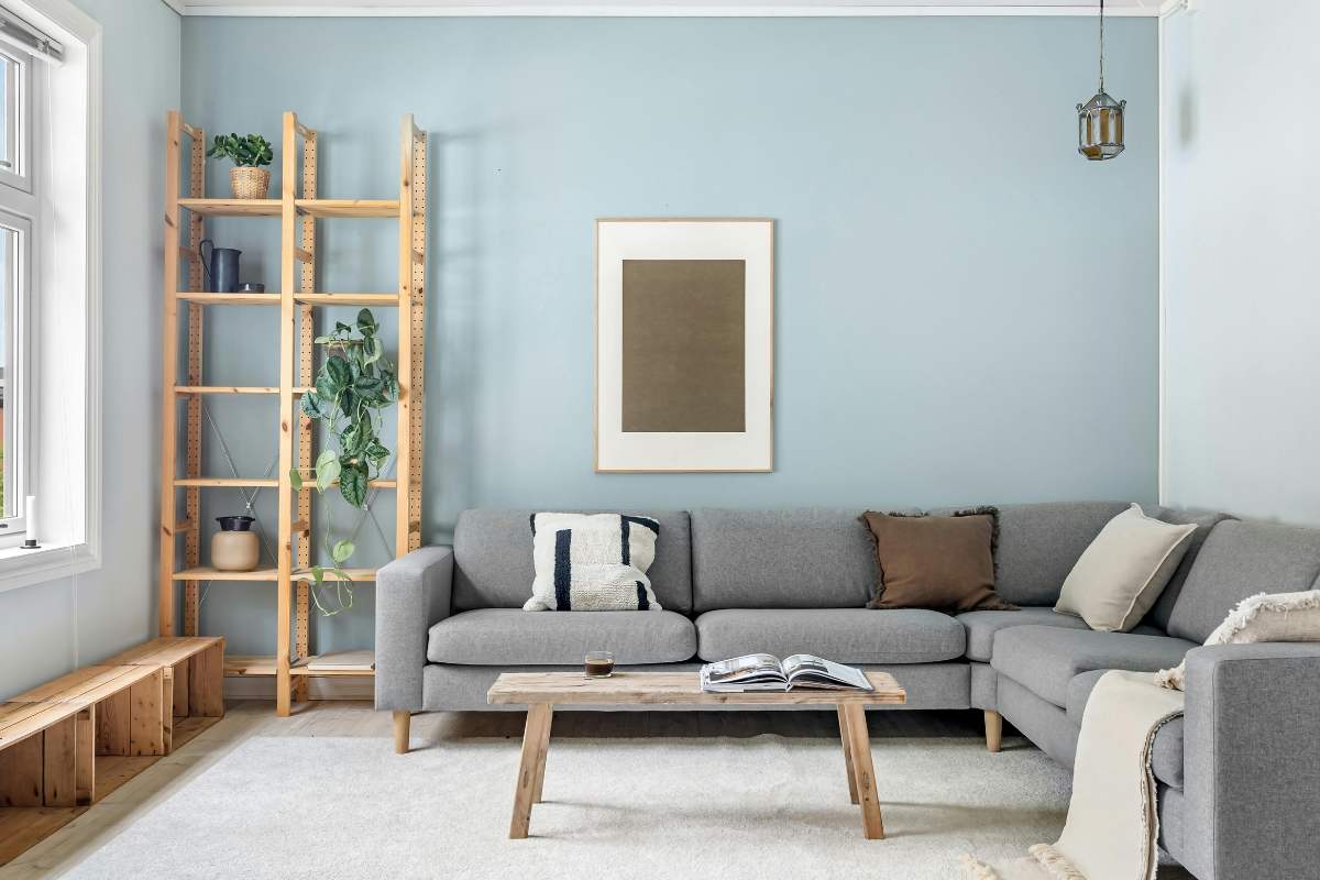 Una camera da pranzo ordinata e pulita