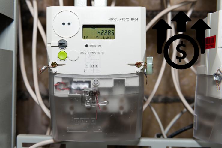 Un contatore dei consumi di energia elettrica e in alto a sinistra una moneta con delle frecce verso l'alto