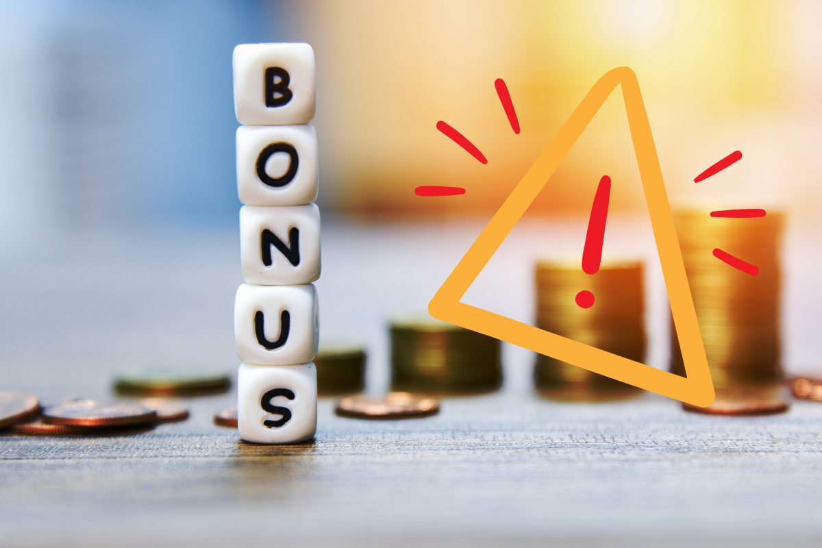 Dei dadi messi uno sopra l'altro che compongono la scritta "Bonus" ed accanto un segnale di pericolo