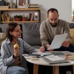 Una coppia che controlla le spese delle bollette e ne sono felici