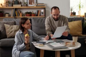 Una coppia che controlla le spese delle bollette e ne sono felici