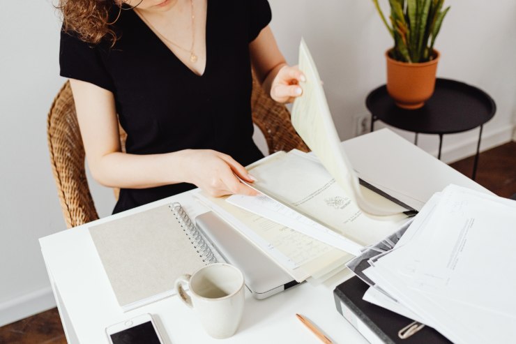 Una donna che controlla dei documenti