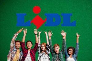 Uno sfondo verde con in primo piano persone felici che puntano le braccia verso l'icona della LIDL