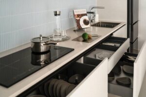 Una cucina apparentemente ordinata e pulita