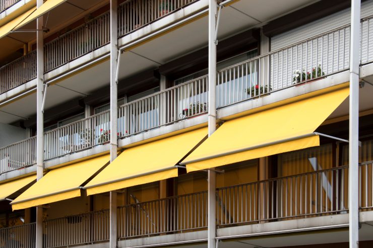 Un condominio con le tende da sole uguali