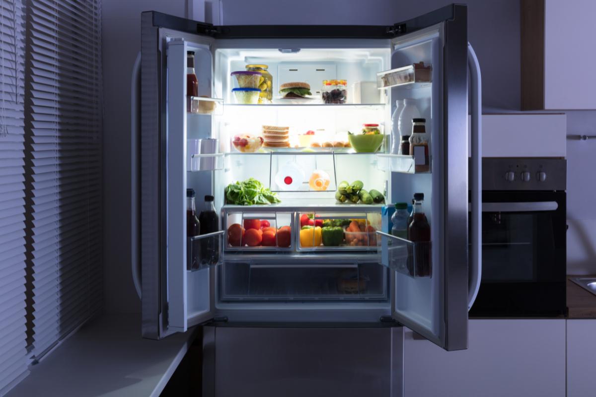 Le foto di un frigorifero aperto
