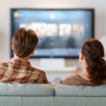 Una coppia che guarda la TV dal divano