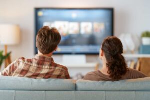 Una coppia che guarda la TV dal divano