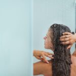 Una donna che si sta facendo una doccia calda.