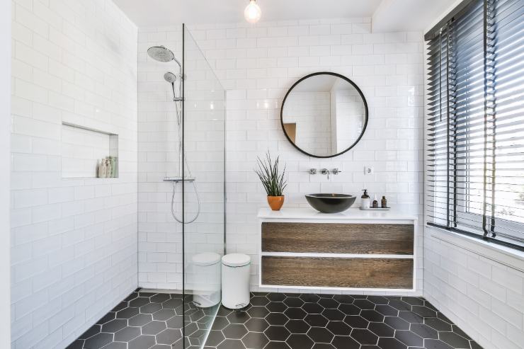 Un bagno moderno con doccia walk-in