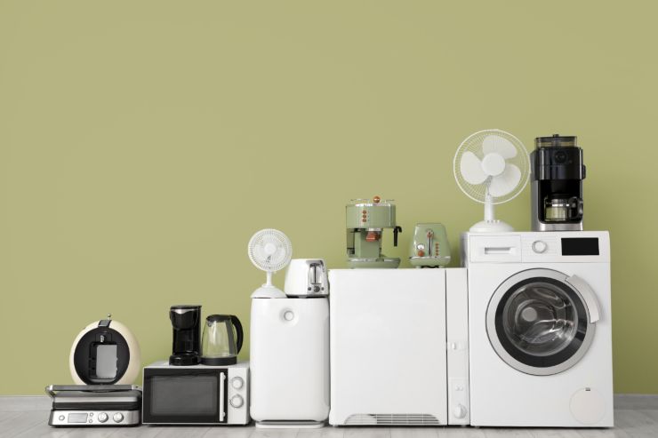 Diversi elettrodomestici ammucchiati