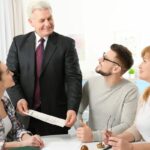 Dei parenti che parlano con un notaio per via di un eredità