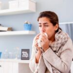 Una persona che sente freddo in casa