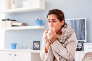 Una persona che sente freddo in casa