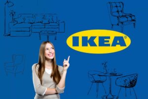 Una ragazza felice, circondata da disegni di arredi per la casa, indica il logo di IKEA