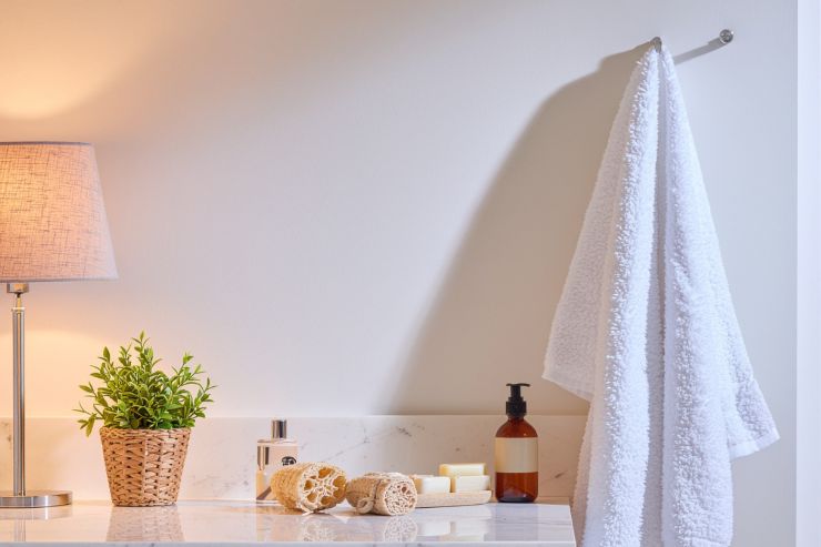 Un bagno ben arredato con una lampada accesa