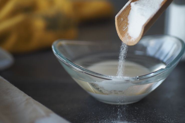 Una miscela di acqua ossigenata e bicarbonato