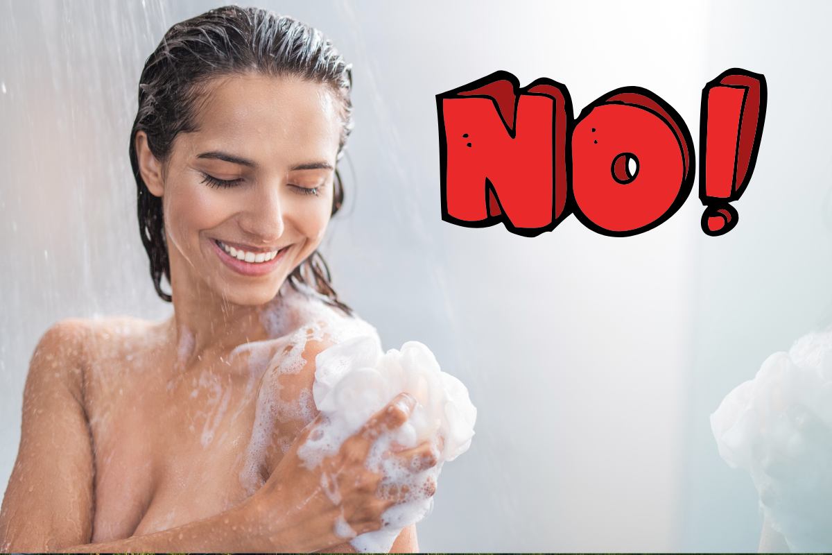 Una dona che si sta facendo una doccia ed una scritta "NO!" in alto a destra