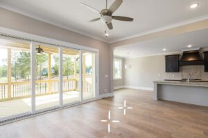 Un salone con un pavimento in laminato pulito