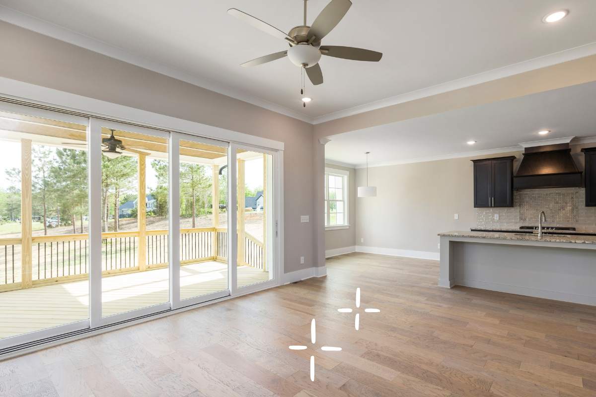 Un salone con un pavimento in laminato pulito