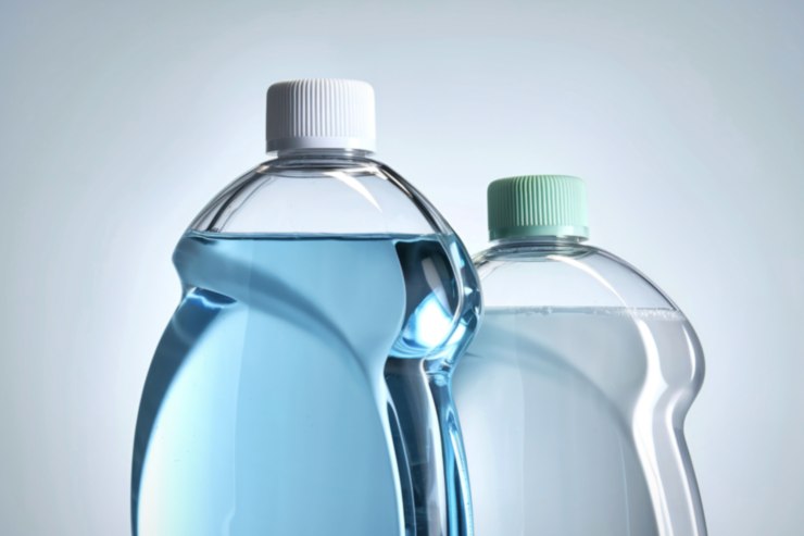 Dei prodotti per le pulizie anonimi