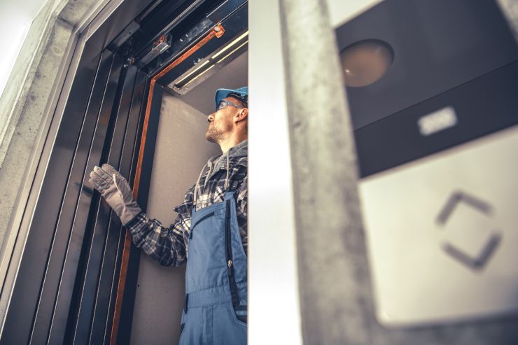 Un operaio che sta supervisionando un ascensore